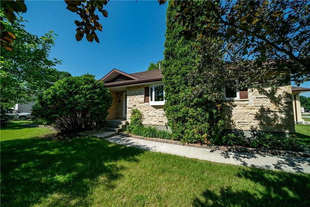 Open House. Open House on Sunday, August 7, 2022 1:00PM - 3:00PM
Beautifully Updated Bungalow
Prepare to be impressed with this renovated bungalow on the largest lot in Oakbank.  Features 1752 sq ft 4 beds, 3 baths, hardwood floors, custom kitchen, wood b